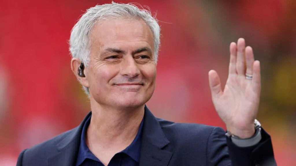 Which person would say not to this Portuguese giant? - Mourinho touches down for talks