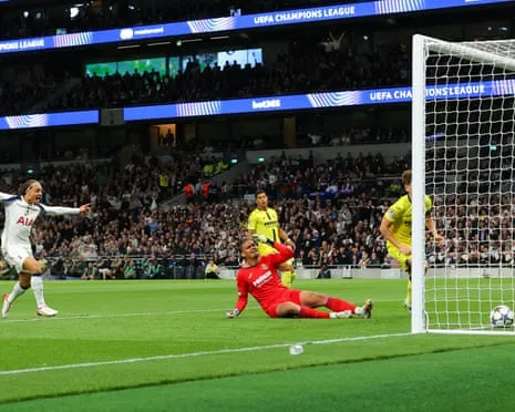 Goalkeeper Luiz's Game-Changing Error Hands Spurs Opening-Night Win